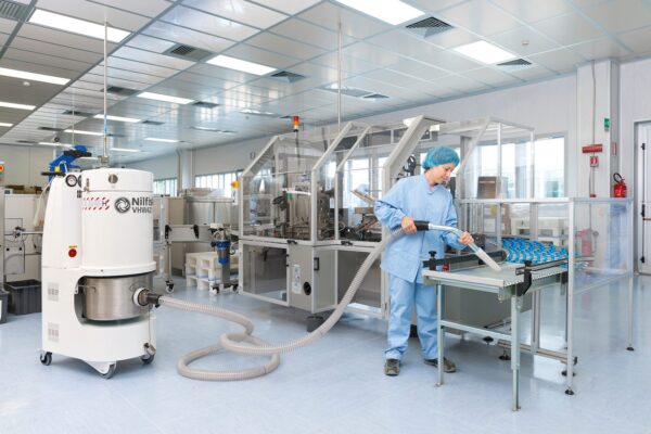 Aspirator industrial pentru sectorul alimentar, farmaceutic si chimic - container 46L - VHW421 HC - Nilfisk